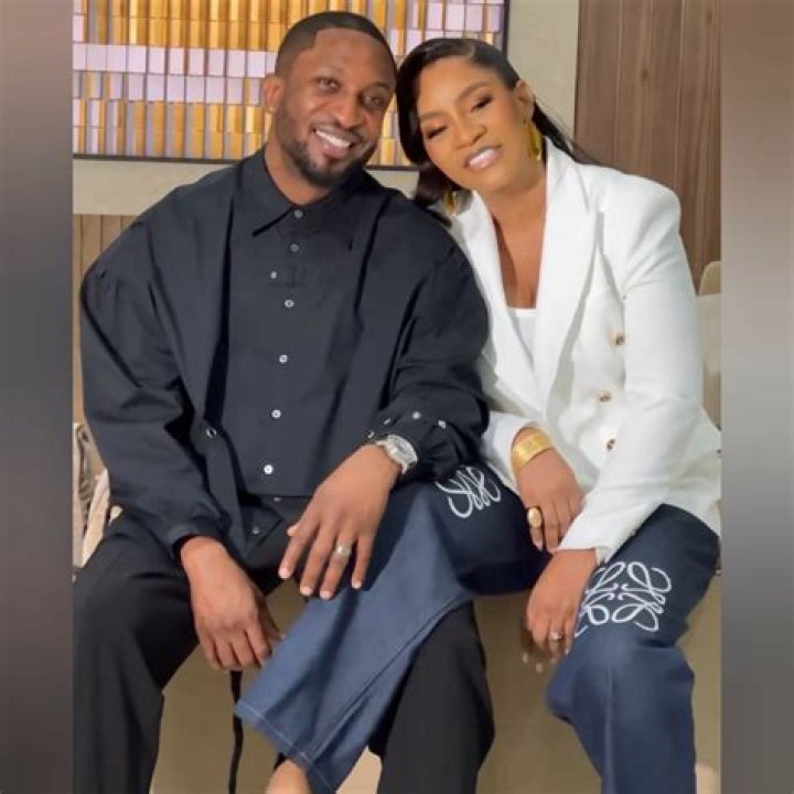 
Awww! Yemi Alade And Guchi Share Remarkable Chemistry 