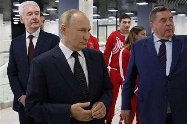 
Putin sacks top general following crushing defeat in eastern Ukraine 